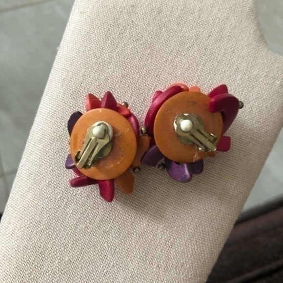 Vintage Clip On Earrings - Picture 3 of 4